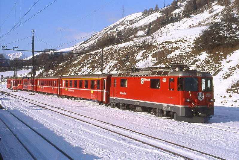 RhB - Regionalzug 1928 von Pontresina nach Scuol am 15.12.2007 Einfahrt Scuol mit E-Lok Ge 4/4II 629 - A - B - B - BDt.
