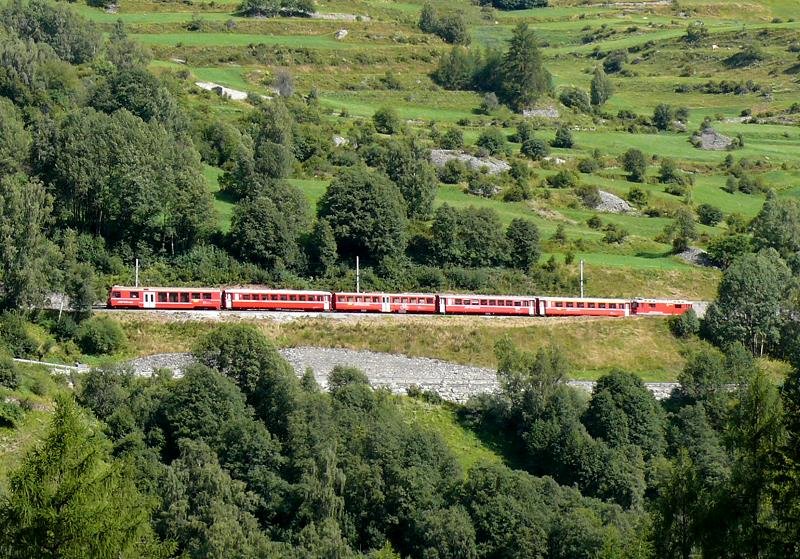 RhB - Regionalzug 1929 von Scuol nach Pontresina am 20.08.2008 zwischen Guarda und Lavin mit BDt 1752 - B 2342 - WS 3911 - B 2341 - A 1243 - E-Lok Ge 4/4 II 613
