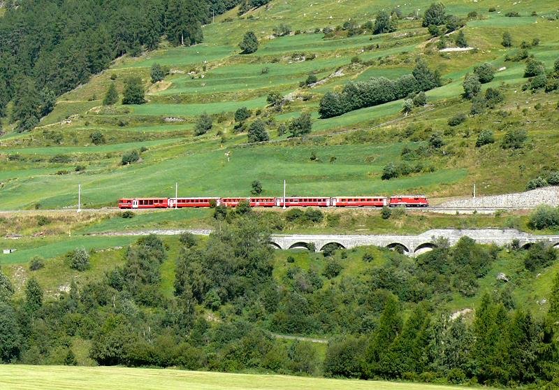RhB - Regionalzug 1929 von Scuol nach Pontresina am 20.08.2008 kurz vor Lavin mit BDt 1752 - B 2342 - WS 3911 - B 2341 - A 1243 - E-Lok Ge 4/4 II 613
