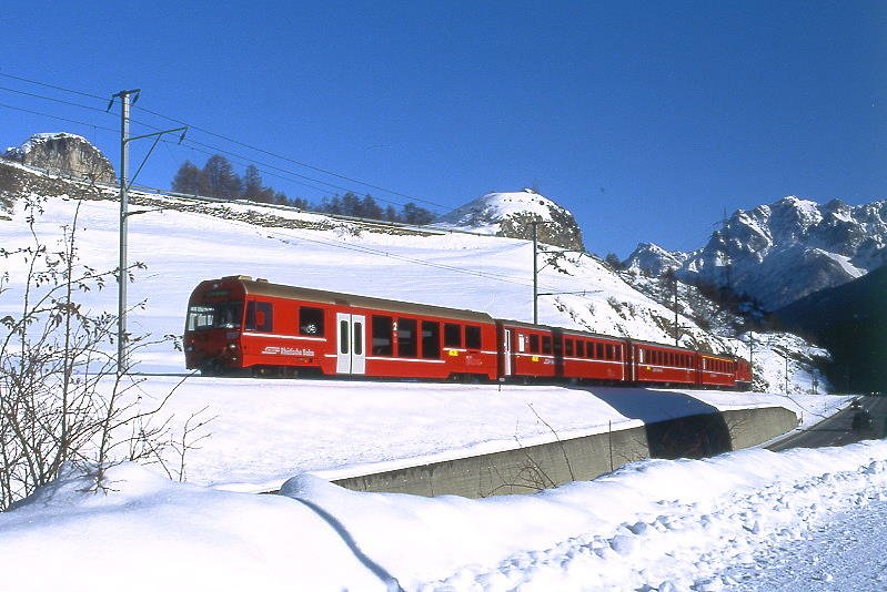 RhB - Regionalzug 1937 von Scuol nach Pontresina am 15.12.2007 kurz vor Ardez mit BDt 1757 - 2xB - A - E-Lok Ge 4/4 II
