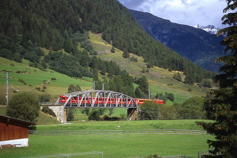 RhB Regionalzug 1944 von Pontresina nach Scuol am 22.08.2007 auf Inn-Viadukt bei Zernez mit E-Lok Ge 4/4 I 604 - A 1248 - B 2292 - B 2295 - ABDt 1723
