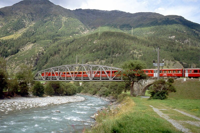 RhB Regionalzug 1952 von Pontresina nach Scuol am 22.08.2007 auf der Innbrcke bei Zernez mit E-Lok Ge 4/4 II 625 - A 1244 - B 2343 - WS 2912 - B 2344 - ABDt 1753 - B.
