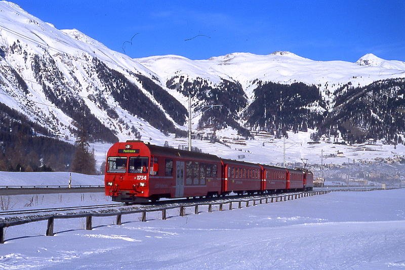 RhB Regionalzug 1979 von Scuol nach Pontresina am 14.12.2007 kurz vor Punt Muragl mit BDt 1754 - 2xB - A - E-Lok Ge 4/4 II

