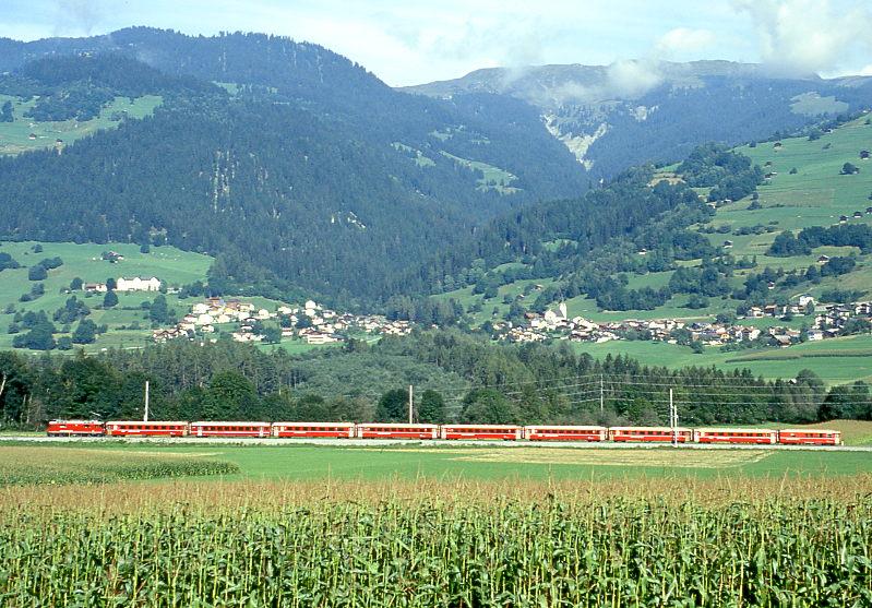 RhB Regionalzug 231 von Chur nach Disentis vom 03.09.1997 bei Castrisch mit E-Lok Ge 4/4II 619 - B 2439 - BVZ B 2283 - AB 1567 - B 2366 - B  - B 2354 - B 2370 - B 2440 - A 1230 - D 4224. Hinweis: vorne laufen in der Plankompo vier Wagen Gruppenreise Glacierexpress mit, um eine Doppelfhrung zu vermeiden (oder Lokmangel).
