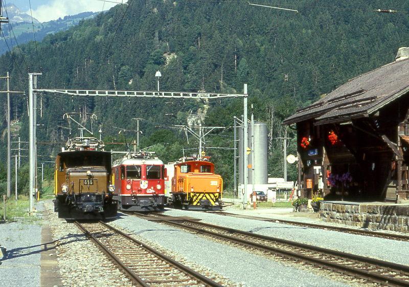 RhB REGIONALZUG 234 von Disentis nach Chur am 25.08.1997 Einfahrt Rueun mit E-Lok Ge 4/4II 626 - D 4226 - A 1242 - B 2371 - B 2381 - B 2427. Hinweis: links steht E-Lok Ge 6/6I 414 mit Zug 5238 und rechts E-Lok Ge 2/4 212.

