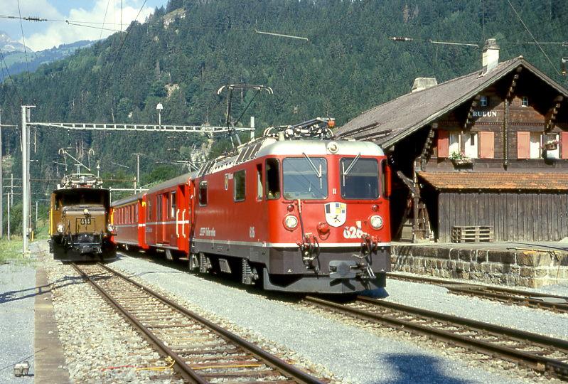 RhB REGIONALZUG 234 von Disentis nach Chur am 25.08.1997 Einfahrt Rueun mit E-Lok Ge 4/4II 626 - D 4226 - A 1242 - B 2371 - B 2381 - B 2427. Hinweis: links steht E-Lok Ge 6/6I 414 mit Zug 5238.
