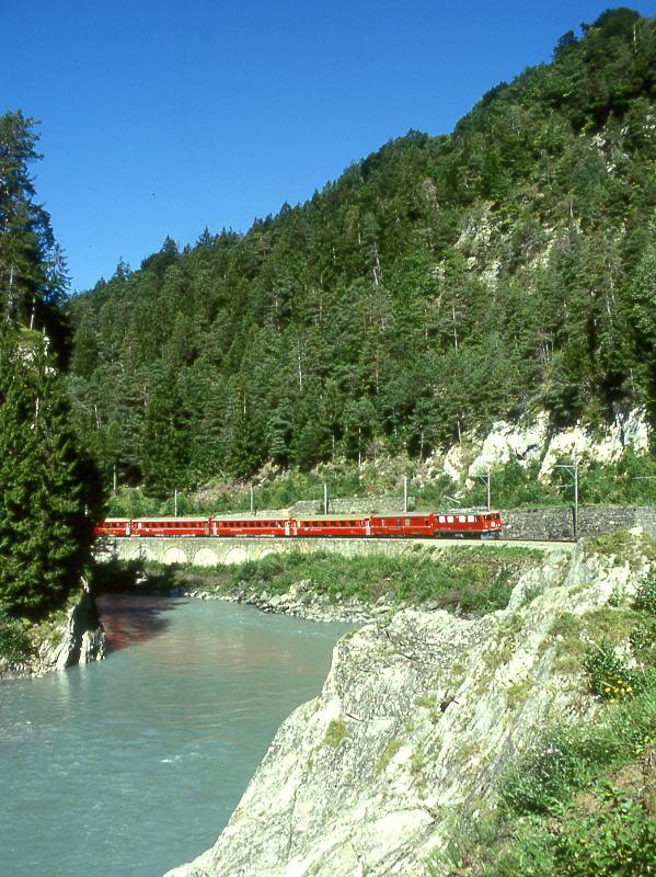 RhB REGIONALZUG 234 von Disentis nach Chur am 01.09.1997 bei Hochwassermarke zwischen Trin und Reichenau mit E-Lok Ge 4/4I 603 - D 4213 - A 1241 - B 2351 - B 2434 - B 2348.
