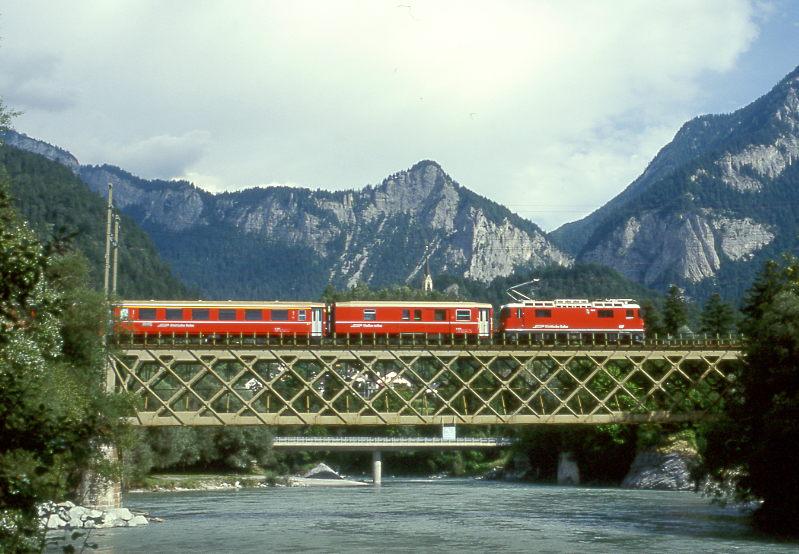 RhB REGIONALZUG 234 von Disentis nach Chur am 02.09.1997 auf Rheinbr�cke bei Reichenau mit E-Lok Ge 4/4II 617 - D 4226 - A 1242 - B 2371 - B 2381 - B 2427.
