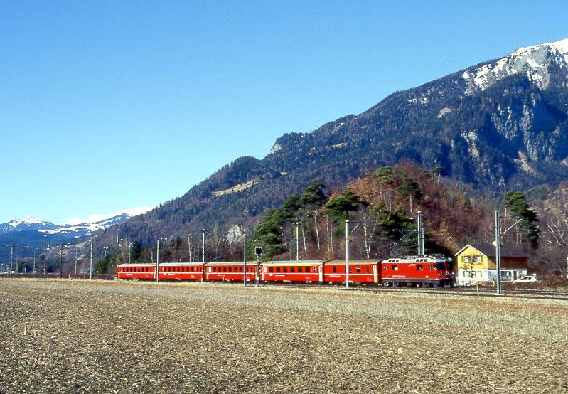 RhB REGIONALZUG 234 von Disentis nach Chur am 27.02.1998 bei Domat/Ems mit E-Lok Ge 4/4II 619 - D 4218 - A 1232 - B 2339 - B 2383 - B 2376.
