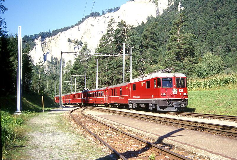 RhB REGIONALZUG 234 von Disentis nach Chur am 24.08.2000 Einfahrt Versam-Safien mit E-Lok Ge 4/4II 628 - D - B - B - B - A.
