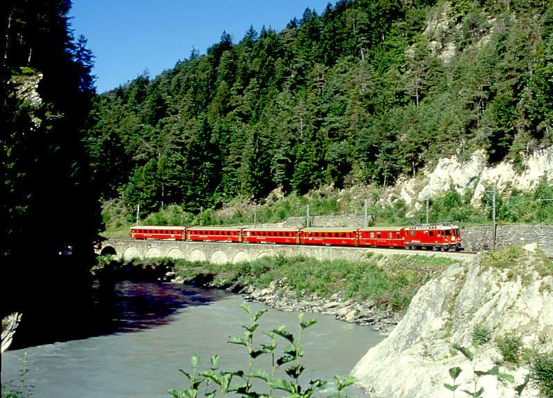 RhB REGIONALZUG 240 von Disentis nach Chur am 01.09.1997 in der Rheinschlucht bei der Hochwassermarke zwischen Trin und Reichenau mit E-Lok Ge 4/4II 614 - D 4210 - A 1267 - B 2444 - B 2380 - B 2433.
