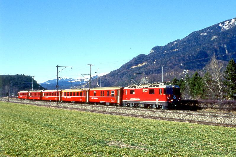 RhB REGIONALZUG 240 von Disentis nach Chur am 27.02.1998 bei Ems Werk mit E-Lok Ge 4/4II 627 - D 4219 - A 1225 - B 2351 - B 2350 - B.

