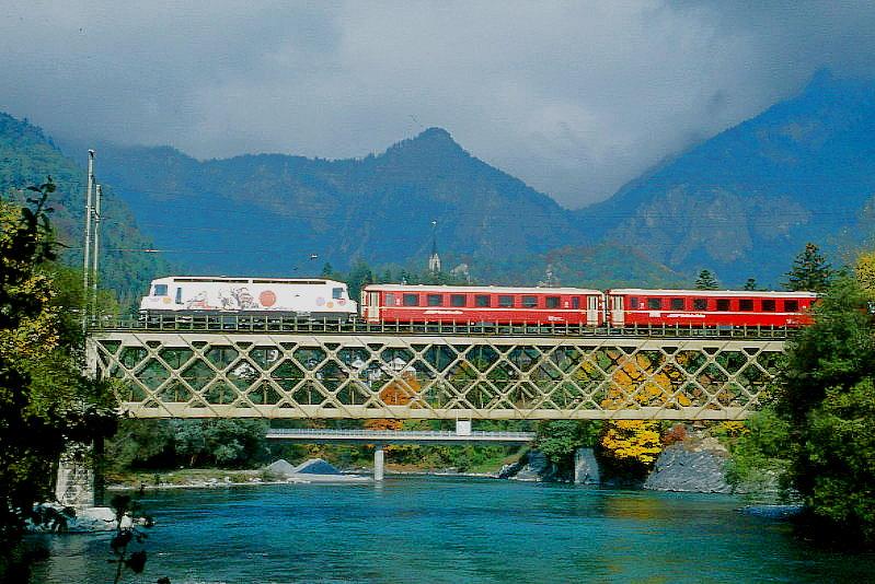 RhB REGIONALZUG 245 von Chur nach Disentis am 24.10.1997 auf Rheinbrcke bei Reichenau mit E-Lok Ge 4/4III 649 - B 2437 - B 2442 - B 2446 - A 1238 - D 4208 - Hinweis: gescanntes Dia.
