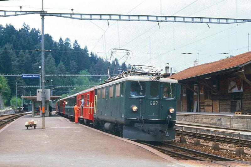 RhB REGIONALZUG 248 von Disentis nach Chur am 16.05.1989 in Reichenau mit E-Lok Ge 4/4I 607 - D - B ..... Hinweis: noch gemischtfarbige Kompo, gescanntes Dia
