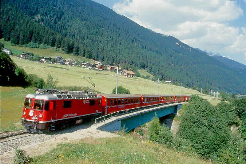 RhB REGIONALZUG 251 von Chur nach Disentis am 23.08.1997 auf Planci-Viadukt bei Disentis mit E-Lok Ge 4/4II 624 - B 2348 - B 2434 - B 2351 - A 1241 - D 4213 - Hinweis: gescanntes Dia
