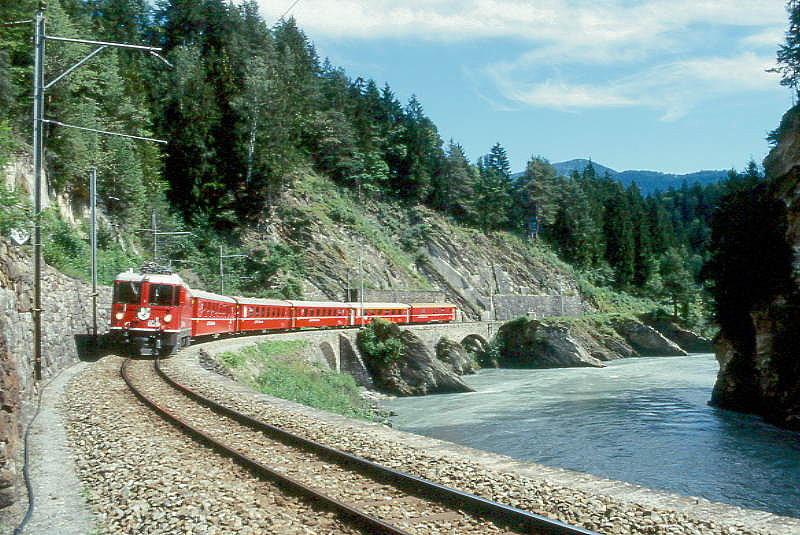 RhB REGIONALZUG 251 von Chur nach Disentis am 01.09.1997 bei der Hochwassermarke zwischen Reichenau und Trin mit E-Lok Ge 4/4II 626 - B 2358 - B 2435 - B 2447 - A 12xx - D 4218 - Hinweis: gescanntes Dia
