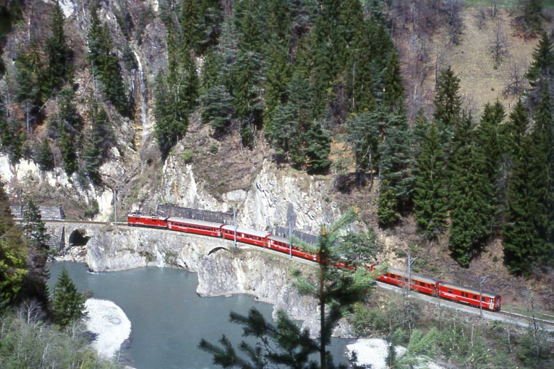 RhB REGIONALZUG 251 von Chur nach Disentis am 25.04.1999 bei der Hochwassermarke zwischen Reichenau und Trin mit E-Lok Ge 4/4II 618 - 4xB - A - D - Hinweis: gescanntes Dia

