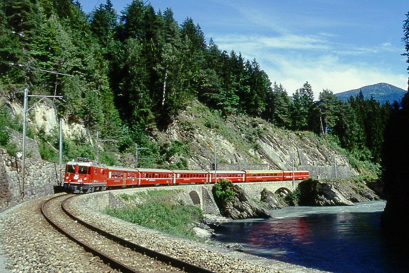 RhB Regionalzug 255 von Chur nach Disentis am 01.09.1997 bei der Hochwassermarke zwischen Reichenau und Trin mit E-Lok Ge 4/4 II 621 - B 2324 - B 2352 - B 2346 - A 13281 - D 4205. Hinweis: gescanntes Dia
