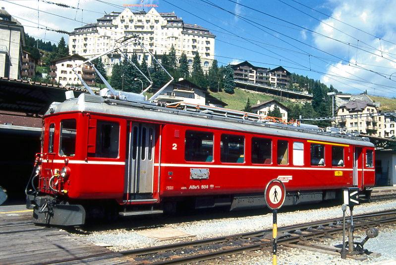 RhB REGIONALZUG 256 von S-chanf nach St.Moritz am 31.08.1993 in Samedan mit Triebwagen ABe 4/4 504 solo. Hinweis: Triebwagen wurde 1997 abgestellt.

