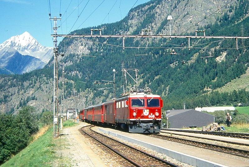 RhB REGIONALZUG 260 von Scuol nach St.Moritz am 09.09.1994 Einfanfahrt Zernez mit E-Lok Ge 4/4 I 604 - D 4215 - Ab 1533 - AB 1526 - B 2229 - B 2359. Hinweis: Lok hat noch Scherenpantografen!
