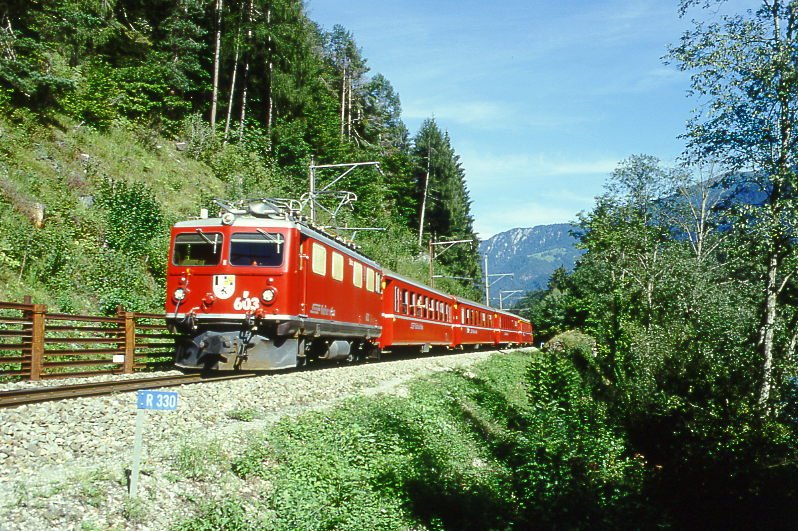 RhB Regionalzug 261 von Chur nach Disentis am 01.09.1997 bei Farsch zwischen Reichenau und Trin mit E-Lok Ge 4/4 I 603 - B 2348  - B 2434 - B 2351 - A 1241 - D 4213. Hinweis: gescanntes Dia
