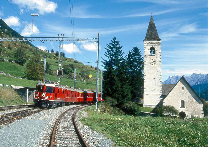 RhB REGIONALZUG 264 von Scuol nach St.Moritz am 09.09.1994 Einfahrt Lavin E-Lok Ge 4/4II 626 - D - 2 AB  - 2 B. 
