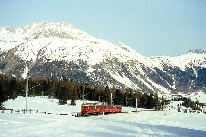 RhB - Regionalzug 332 von Pontresina nach Samedan am 03.03.1998 bei Pontresina mit BDt 1723 - AB 1514 - B 2340 - Triebwagen ABe 4/4 502 - Rckansicht.
