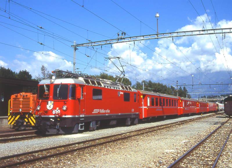 RhB Regionalzug 38 Davos Platz - Landquart - Chur vom 06.09.1996 Einfahrt Untervaz mit Lok Ge 4/4II 620 - B 2346 - B 2431 - B 2421 - A 1227 - D 4220 - 5543 - 8100 - 8019 - 8064 - 8095 - 8089 -P 10052. 
Hinweis: Gterlast Mohrenkpfe und Mllcontainer aus Davos wurden hier abgehngt 