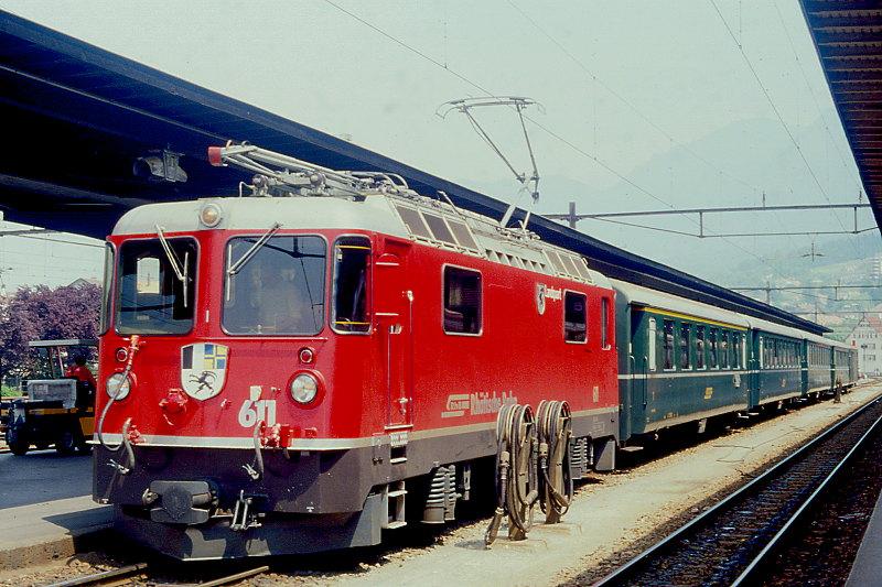 RhB Regionalzug 38 von Davos Platz nach Chur am 26.05.1988 in Chur mit E-Lok Ge 4/4 II 611 - A - B - B - B - D. Hinweis: alle Wagen noch grne Lackierung!
