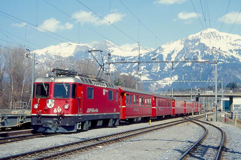 RhB Regionalzug 40 von Davos Platz nach Chur am 15.03.1999 Einfahrt Untervaz mit E-Lok Ge 4/4 II 631 - B 2257 - B 2428 - B 2441 - A 1236 - D 4205 - B 2381.
