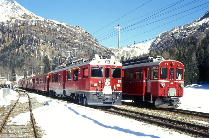 RhB Regionalzug 415 von St.Moritz nach Tirano am 28.02.1998 in Cavaglia mit Triebwagen ABe 4/4III 54 -BD 2474 - AB 1545 - B 2307 - B 2308 - B 2453. Daneben steht ein Extrazug mit Triebwagen ABe 4/4I 34.
