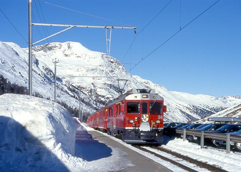 RhB Regionalzug 415 von St.Moritz nach Tirano am 28.02.1998 Einfahrt Bernina Diavolezza mit Triebwagen ABe 4/4III 54 -BD 2474 - AB 1545 - B 2307 - B 2308 - B 2453.
