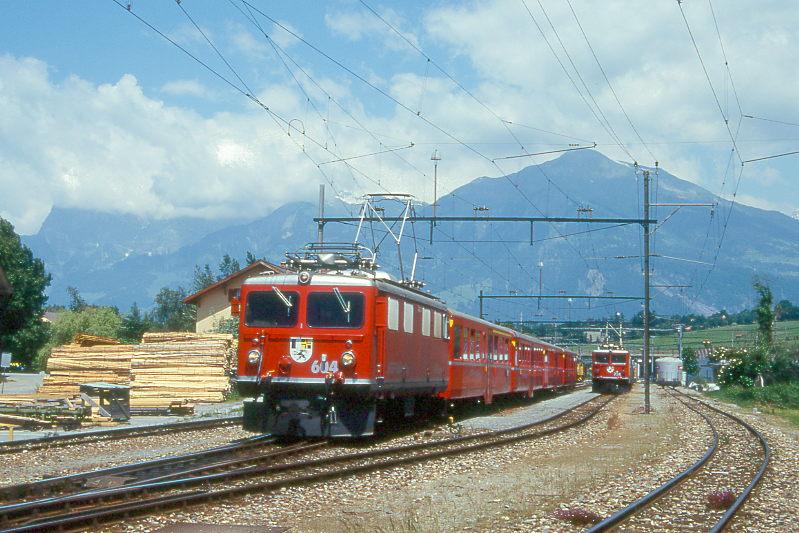 RhB Regionalzug 42 Neupendel von Kblis nach Chur am 26.06.1995 Ausfahrt Untervaz mit E-Lok Ge 4/4 I 604 - AB 1516 - B 2332 - B 2340 - BDt 1731. Hinweis: Lok noch mit Scherenpantograf
