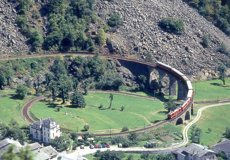 RhB REGIONALZUG 425 von St.Moritz nach Tirano am 29.08.1993 bei Brusio auf Kreisviadukt mit Zweikraftlok Gem 4/4 802 - ABe 4/4III 54- B - A 1275 - D - B 2466 - BD 2473.
