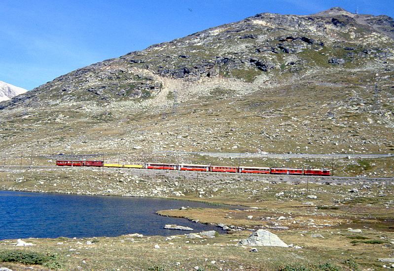 RhB REGIONALZUG 425 von St.Moritz nach Tirano am 30.08.1993 beim Lago Nero mit Zweikraftlok Gem 4/4 802 - ABe 4/4III 52- BD - AB - B - B - B - B - DZ - B.
