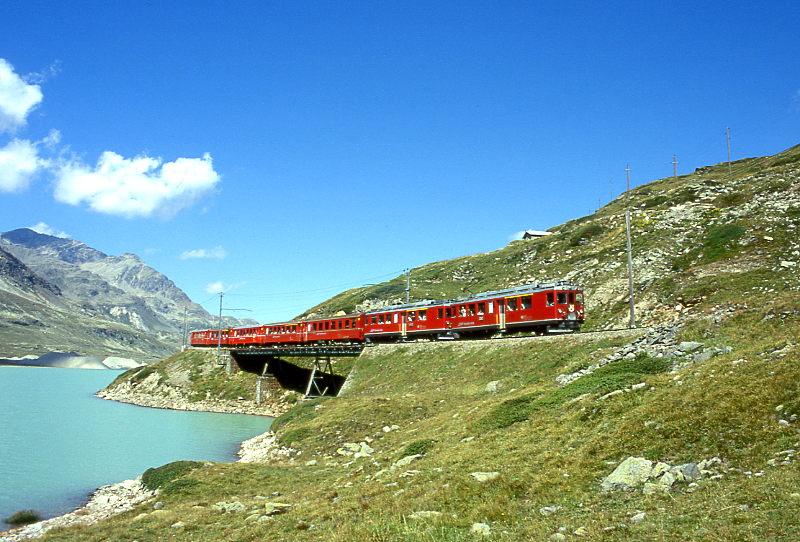RhB REGIONALZUG 425 von St.Moritz nach Tirano am 04.09.1997 am Lago Biaco auf Brcke am See mit Triebwagen ABe 4/4II 46 - ABe 4/4II 48  - BD 2474 - AB 1546 - B 2309 - AB 1545 - B 2253 - B 2257 - B 2254.
