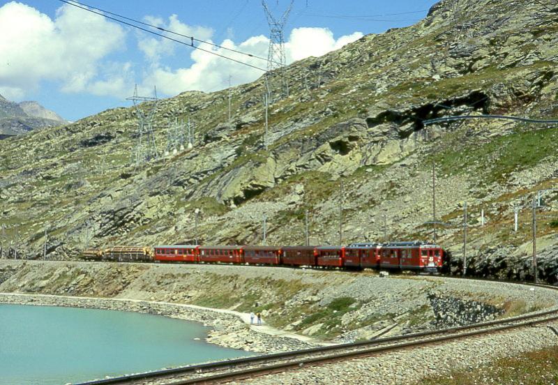 RhB REGIONALZUG 431 von St.Moritz nach Tirano am 04.09.1997 am Lago Bianco mit Triebwagen ABe 4/4II 44 - ABe 4/4II 41 - B 2233 - BD 2472 - AB 1544 - B 2308 - B 2234 - Rw 8263 - Kk 7358.
