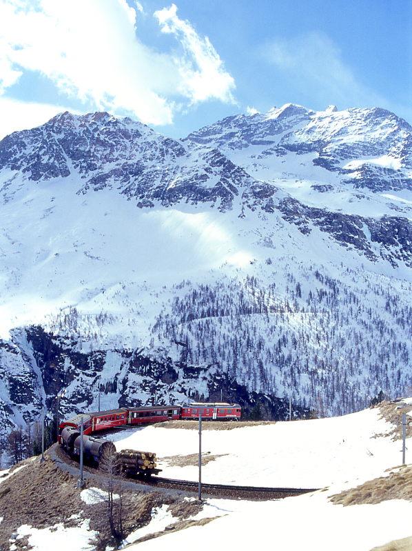 RhB REGIONALZUG 431 von St.Moritz nach Tirano am 09.03.1998 in der Alp-Grm-Kehre mit Triebwagen ABe 4/4III 52 - BD 2473 - AB - B - Uah - Uah - Kk. Hinweis: Blick Richtung Piz Pal
