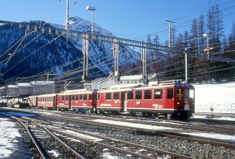 RhB REGIONALZUG 434 von Tirano nach St.Moritz am 28.02.1998 in Pontresina mit Triebwagen ABe 4/4II 46 - ABe 4/4II 47 - B 2454 - DZ 4036. Hinweis: Frheste Mglichkeit einer Sonnenaufnahme im Gegenlicht
