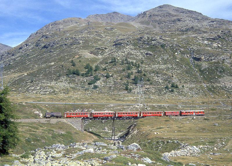 RhB REGIONALZUG 441 von St.Moritz nach Tirano am 30.08.1993 oberhalb Lagalb auf der unteren Berninabachbrcke mit Triebwagen ABe 4/4III 51 - DZ - B - B - B - B Uah. Hinweis: Hier genau befindet sich die Baumgrenze. Links im Bild ist im Vordergrund die letzte Lrche sichtbar. Auch am Berghang gegenber sind noch einzelne Lrchen erkennbar.
