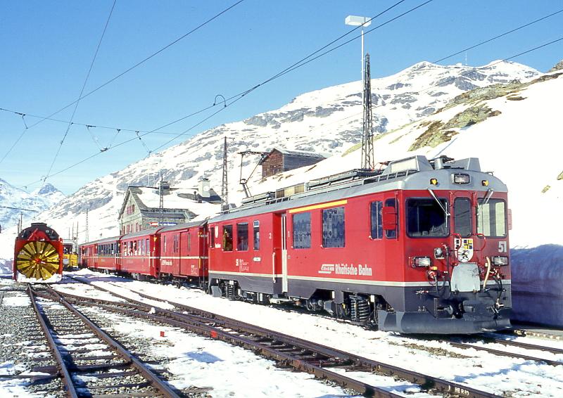 RhB REGIONALZUG 441 von St.Moritz nach Tirano am 28.02.1998 in Ospizio Bernina Triebwagen ABe 4/4III 51 - DZ 4037 - B 2455 - B 2465 - B 2313 - B 2312. Hinweis: Links ist die Dampfschneeschleuder sichtbar!
