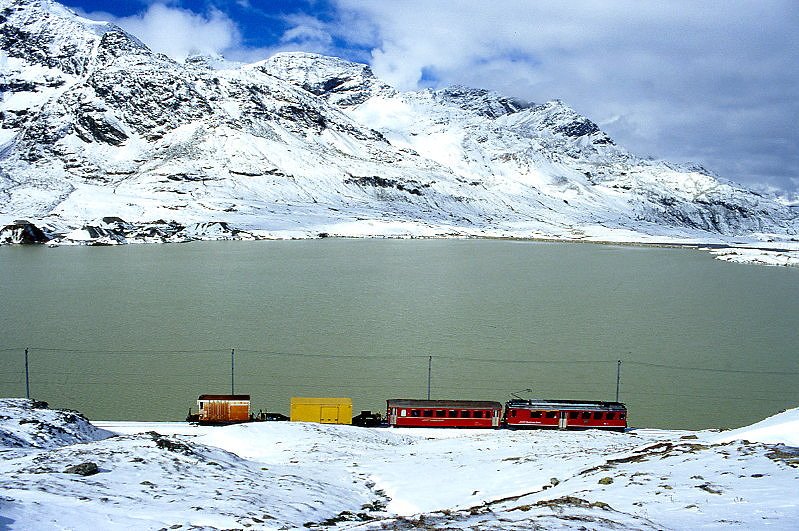 RhB - Regionalzug 450 von Tirano nach St.Moritz am 05.10.1999 am Lago Bianco mit Triebwagen ABe 4/4 II 46 - B - Sbkv - Ickv 4512 - Hinweis: gescanntes Dia
