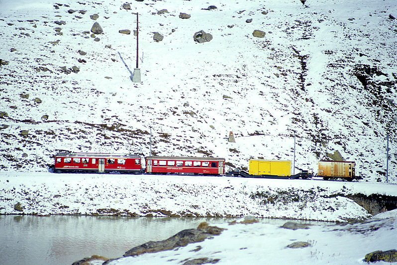 RhB - Regionalzug 450 von Tirano nach St.Moritz am 05.10.1999 am Lago Bianco mit Triebwagen ABe 4/4 II 46 - B - Sbkv - Ickv 4512 - Hinweis: gescanntes Dia
