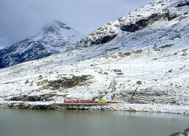 RhB - Regionalzug 450 von Tirano nach St.Moritz am 05.10.1999 am Lago Bianco mit Triebwagen ABe 4/4 II 46 - B - Sbkv - Ickv 4512 - Hinweis: gescanntes Dia

