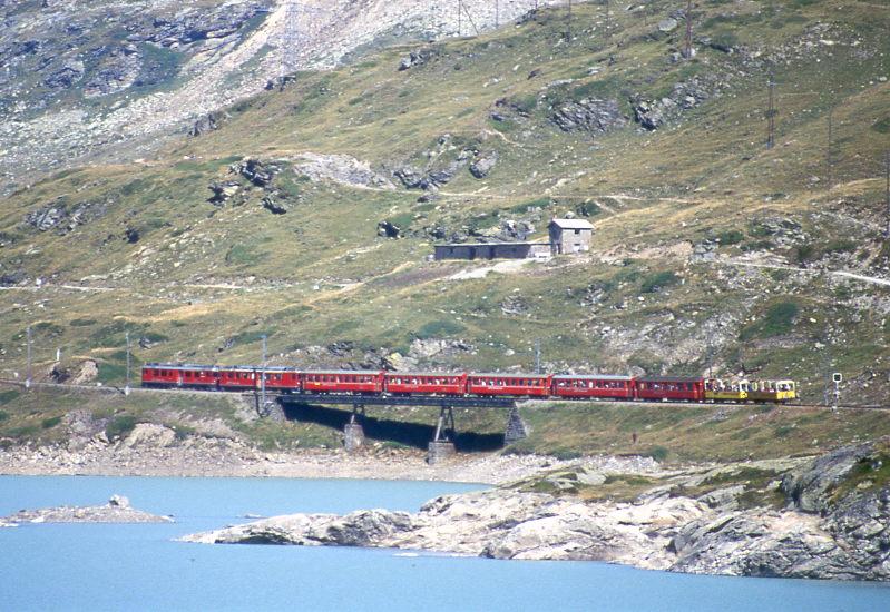 RhB Regionalzug 450 von Tirano nach St.Moritz am 26.08.2000 auf der Brcke am See kurz vor Ospizio Bernina mit Triebwagen ABe 4/4III 55 - ABe 4/4II 42 - 4B - AB 1541ff - 2B 2091ff. Hinweis: Teleaufnahme, Zugentfernung 1500m!
