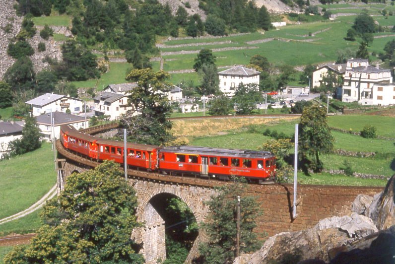 RhB REGIONALZUG 450 von Tirano nach St.Moritz am 16.07.1989 auf Kreisviadukt Brusio mit Triebwagen ABe 4/4II 42 - 3x B. Hinweis: gescanntes Dia.
