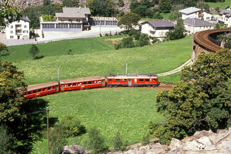 RhB Regionalzug 454 von Tirano nach St.Moritz am 16.07.1989 kurz vor Kreisviadukt Brusio mit Triebwagen ABe 4/4 III 52 - 2x B - BD. Hinweis: gescanntes Dia
