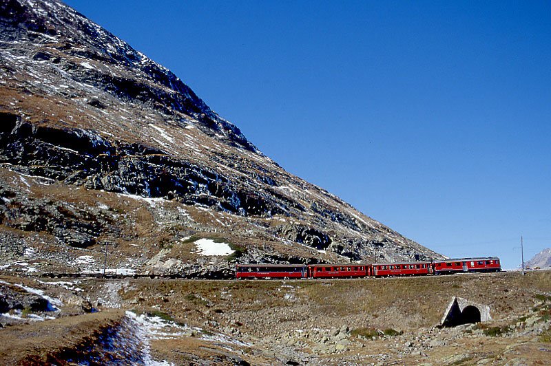 RhB Regionalzug 460 von Tirano nach St.Moritz am 11.10.1999 bei Scala zwischen Alp Grm und Ospizio Bernina mit Triebwagen ABe 4/4 III 52 - B 2460 - AB 1545 - BD 2473 - Kk - Kk 7362 - Kk - Rw. Hinweis: Links vorne ist der alte Linienverlauf Einfahrt Scalakurve erkennbar
