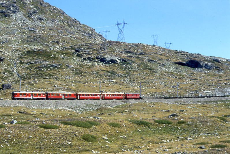 RhB REGIONALZUG 460 von Tirano nach St.Moritz am 30.08.1993 bei Alp Bondo zwischen Ospizio Bernina und Bernina Lagalb mit Triebwagen ABe 4/4III 55 - ABe 4/4 II 43 - B 2456 - B 2311 - D 4035 - 4x Rpw. Hinweis: gescanntes Dia
