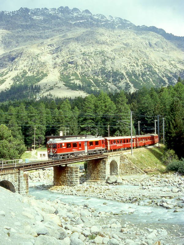 RhB Regionalzug 460 von Tirano nach St.Moritz am 05.09.1996 auf Morteratschbach-Brcke Einfahrt Morteratsch mit Triebwagen ABe 4/4III 51 - B 2451 - B 2252 - AB 1544 - BD 2474 - Rpw 8292 - Rpw 8255 - Rpw 8281. Hinweis: gescanntes Dia
